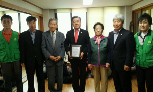   포항 양학동 경로당, 김희수 道의원에 감사패 전달