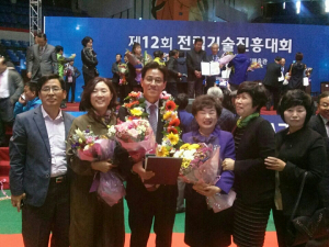 남시욱 개발자문위원장, 국무총리상 수상