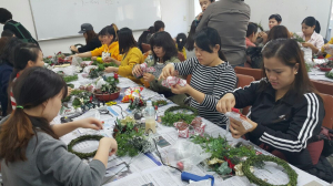 ‘정성 듬뿍!’ 크리스마스 리스 만들자