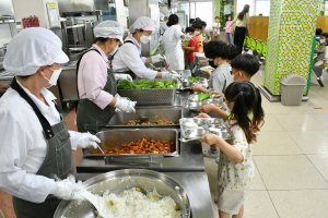 경북교육청 “위탁 급식할 때도 친환경 농산물 먹어요”