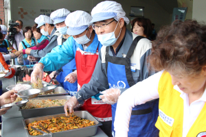 현대제철, 창립기념일 맞아 독거노인 무료급식