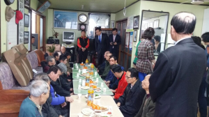 포항 재향여성군인회, 학산경로당에 음식 대접