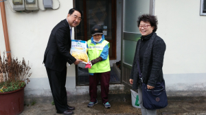 포항 중앙동, 경북항운노조 등 기탁품 독거노인 전달