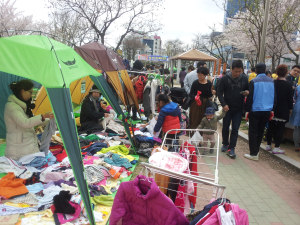 포항 벼룩시장 첫 개장 ‘대성황’…시민 ‘북적’