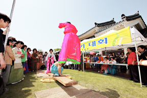 “전통이 살아 숨쉬는 민속한마당 구경오세요”
