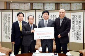 대한노인회 문경시지회, 시민지원위에 350만 원 전달