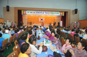 “장애인 복지서비스 제공에 노력한다”