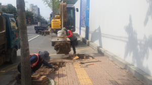 포항시 북구청, 인도에 화강암 볼라드 철거