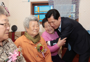 이강덕 시장, 무의탁 어르신 찾아 ‘孝 실천’