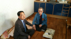 “어버이 날, 자식 대신해 꽃 달아 드려요”