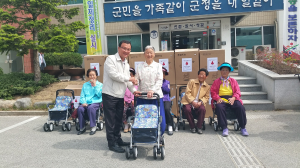 거동 불편한 노인에 ‘실버카’ 전달
