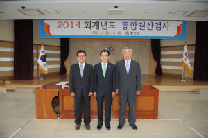 청도군의회, 결산검사위원 선임·위촉장 전달
