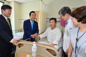 김관용 도지사, 호국보훈의 달 맞아 저소득 보훈대상자에 위문금 전달
