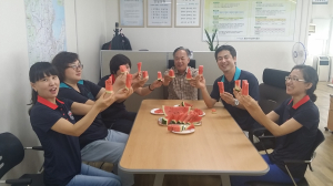 포항시설관리公, 재활용선별장 등 복달임 수박 제공