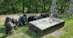 “억울하고 분해서…” 통곡의 참배