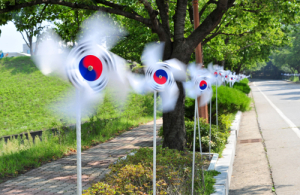 광복 70주년 의미 되새겨요…태극기 물결 ‘넘실’