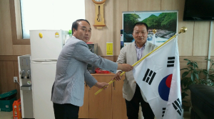 성주 서부농협, 가정용 태극기 100개 가천면에 기증
