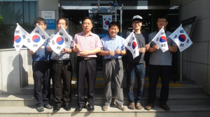 포항 자유총연맹 대이동분회, 상인회·통장協에 태극기 기증