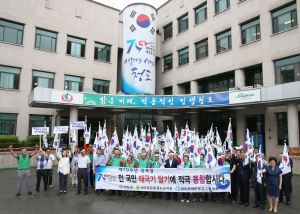 광복절, 선열들 기상 되새기며 태극기 ‘우뚝’