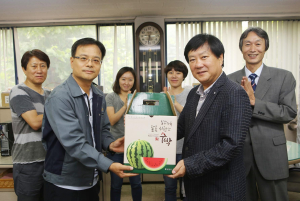 계명문화대, 산학협력업체에 수박선물