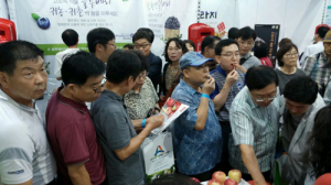 “스마일 교감농법으로 키운 농산물 맛보세요”