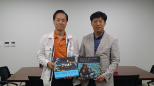 사진작가 김재동 씨, 시립도서관에 사진집 기증