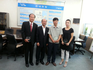 포항 북구청, 태극기 달기 운동 우수아파트 감사패 전달