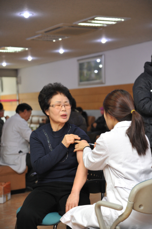 어르신들 신분증 챙겨 가까운 병ㆍ의원으로