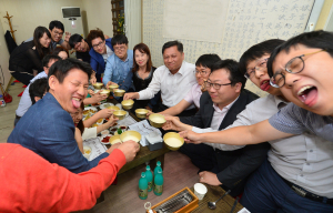 막걸리 한잔에 오고가는 정 아날로그 소통 막걸리 데이