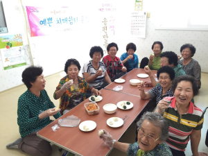 포항 남구보건소, 경로당 어른 위한 송편빚기