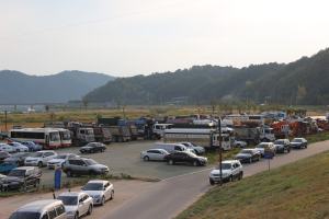 낙동강변 주차장 점령한 대형버스와 덤프트럭