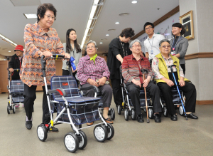 대구, 추석 거동 불편한 어르신에 ‘실버카’