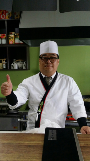 유명 셰프 저리 가라…뚱보 아저씨표 스시 왔다