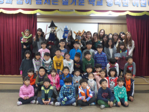 의성 남부초, 대학생 예술동아리 양치인형극 관람