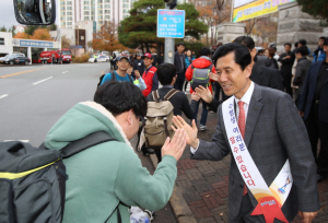 <수능 이모저모>  수능 끝…“해방이다!”
