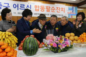  홀몸어르신과 따스한 합동팔순잔치 