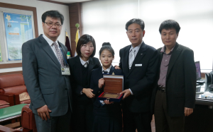 안동소방서, 경안여고 ‘경북 청소년 119안전뉴스 경진대회’ 장려 상패 전수