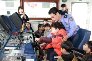 포항해경, 유치원생 50명에게 함정공개행사 가져