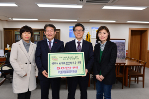 장태영 영주시 홍보전산실장 과 직원들이 장학금을 전달하고 있다