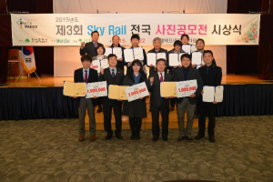 ‘아침 빛 받으며, 가을을 달리다’