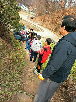 연탄나눔 행사를 통해 이웃돕기 앞장서는 정을 나누는 사람들
