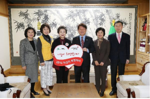 권영진 대구시장, 적십자 회비 전달 