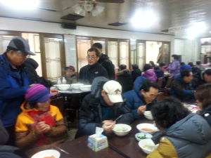 2016년 새해아침 영남산 해맞이행사 참석자 무료떡국 제공