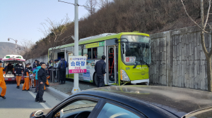 경주 시내버스 축대벽 충돌…7명 부상