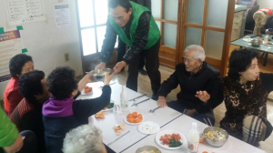 포항시 대이동 새마을부녀회, 떡국 대접 봉사