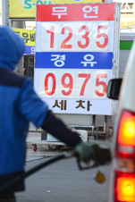 유가폭락 비웃는 국내 ‘기름값’