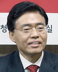 ‘몰래 변호’ 최교일 과태료 2천만 원 징계
