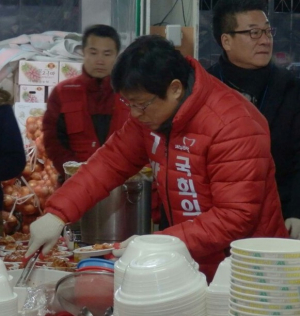 박형수, 팔달시장 상인 위문…나눔 실천
