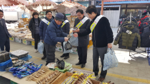 정병윤 경제부지사, 안동 풍산시장 장보기 행사 가져