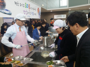 “여러분! 떡국 먹고 힘내세요”